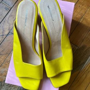 Intentionally blank “Rex” yellow sandals size 39